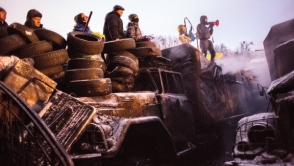 Митингующие в Киеве возвели новые баррикады