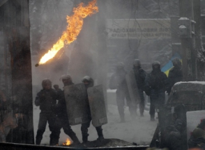 В захваченном министерстве в Киеве началась стрельба