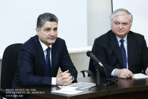 «Инициативная» политика и «скромный» образ жизни