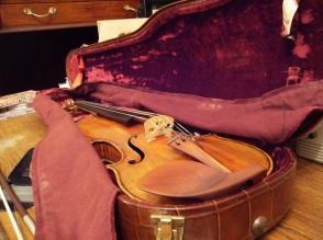 Похищенную в США скрипку Страдивари нашли в чемодане на чердаке