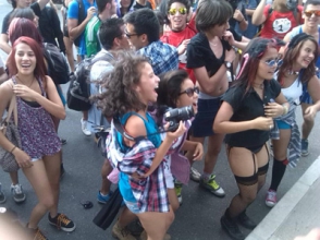 Сотни демонстрантов в Колумбии разделись в поддержку свободы самовыражения