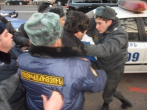 Սամվել Աբրահամյանին և ՀԱԿ ակտիվիստների բերման են ենթարկել ոստիկանություն (տեսանյութ)
