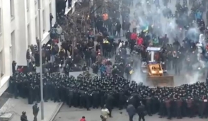 В Киеве за сутки уличных столкновений погибли не менее 20 человек (прямое включение)