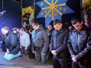 «Беркутовцы» на коленях извинились перед жителями Львова