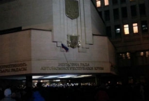 Митингующие установили флаг России на здание парламента Крыма