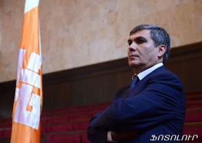 Արամ Սարգսյանը բարձրացնում է 5–րդ շարասյան դրոշակը