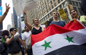 Участники флешмоба на Таймс-сквер подняли лепешки в знак поддержки голодающих сирийцев
