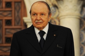 Алжирцы вышли на митинг против переизбрания президента