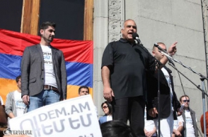 «Սերժի՛կ, հեռացի՛ր» և «Մենք ենք տերը մեր երկրի»