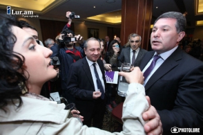 Սկանդալ կոնֆերանսի ժամանակ. նախարարները հրաժարվել են խմել ակտիվիստների առաջարկած ջուրը (տեսանյութ)