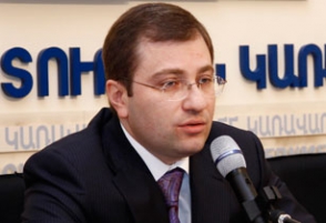 Ֆինանսների նախարարն իր «օդ տատանելու» և «դուռակ» խաղալու մասին (տեսանյութ)