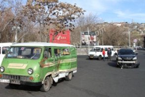 Երևանում բախվել են Lexus-ն ու հոգեբուժարանի Երազը. 5 ուղևոր տեղափոխվել է հիվանդանոց