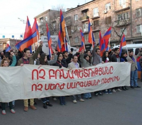 «Մնաց մի բան գոռանք. «Սերժի՛կ, հեռացիր»»