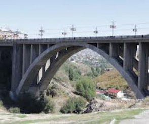 Կիևյան կամրջից ցած նայելով` հեռախոսով խոսել է, իմացել են՝ ինքնասպանության փորձ է կատարում