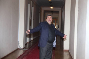 Էթիկայի հանձնաժողովը կքննի լրագրողների դիմումն ընդդեմ Շմայսի