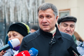 Глава МВД Украины намерен силой или переговорами разрешить кризис за 48 часов