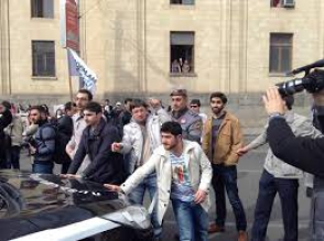 Ցուցարարները փակել են Նալբանդյան փողոցը