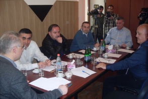 Քառյակի նիստը կրկին ընդմիջվել է. հետաքրքիր զարգացումները Լևոն Զուրաբյանը չի բացառում (տեսանյութ)