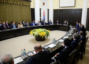 Սերժ Սարգսյանը կառավարության աշխատակազմին է ներկայացրել նոր վարչապետին