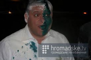 Ակտիվիստները ջարդել են Ուկրաինայի նախագահի թեկնածու մեքենան, անարգել նրան(18+)