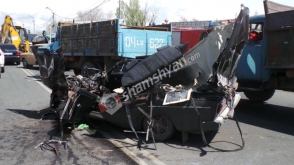Խոշոր ավտովթար Երևանում. բեռնատարը բախվել է 2 ավտոմեքենաների և կողաշրջվել Mercedes-ի վրա