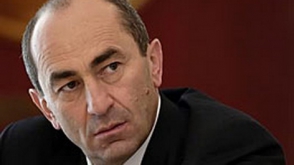 Ռոբերտ Քոչարյանն ընտանիքի հետ այցելել է Մեծ Եղեռնի հուշահամալիր