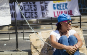 В Венесуэле студенты протестуют против ограничений на проведение митингов