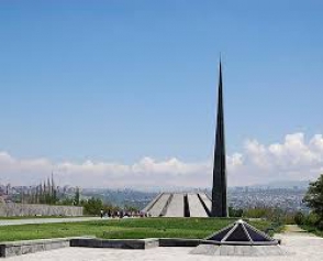 Ֆրանսուա Օլանդը ծաղկեպսակ է դրել Հայոց մեծ եղեռնի զոհերի հուշարձանին