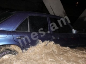 Առատ անձրևից Երևանում մեքենաներ են արգելափակվել