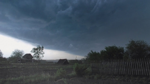 Сильный ветер повредил десятки кровель жилых домов на севере Украины