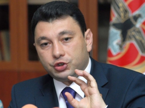 Շարմազանովը ցիտում է Արմեն Ռուստամյանին