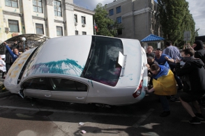 Пан Ги Мун осудил нападение на российское посольство в Киеве
