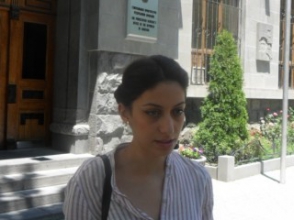 Լրագրողի հետ առերեսման գնացած ոստիկանը բղավել է և պահանջել դադարեցնել առերեսումը