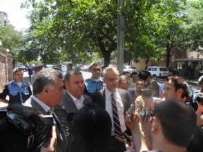 Представители «четверки» вышли к собравшимся возле здания НС членам инициативы «Я – против!» (фоторепортаж)