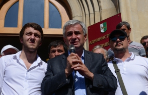 Абхазская оппозиция предлагает Хаджимбу кандидатом в президенты