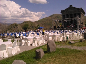 Մերի Մովսիսյան. «Խրախճանք ժանտախտի ժամանակ»