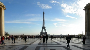 Երկաթուղային բարեփոխման դեմ հանդես եկողները ցույց են անում Էյֆելյան աշտարակի մոտ