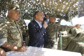 Սեյրան Օհանյանն այցելել է մարտական դիրքեր