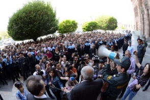 Նաիրիտցիները Կառավարության մոտ բողոքի գործողություն են իրականացնում