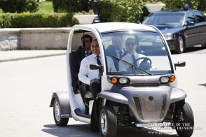 Հովիկ Աբրահամյանին Դմիտրի Մեդվեդևն է գոլֆի մեքենայով իր հետ տարել հանդիպման վայր (տեսանյութ)