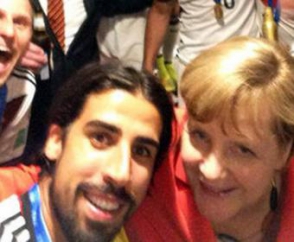 Մերկելը սելֆի (ինքնանկար) է արել Գերմանիայի հավաքականի ֆուտբոլիստների հետ