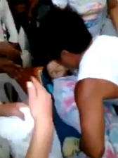 На Филиппинах 3-летняя девочка проснулась во время своих похорон (видео)