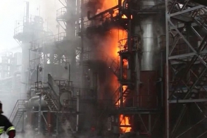 Լուգանսկում այրվում է «Ռոսնեֆտ»-ի գործարանը
