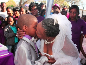 Հարավաֆրիկացի դպրոցականը երկրորդ անգամ է ամուսնացել տարեց կնոջ հետ (տեսանյութ)