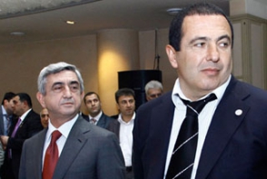 Սերժ Սարգսյանի քարոզչաթիմը չի կողմնորոշվում Գագիկ Ծառուկյանի դեմ պայքարի հարցում