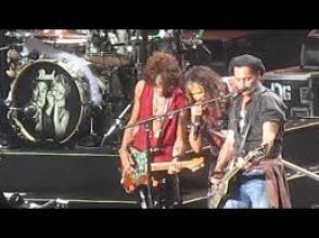 Ջոնի Դեփը նվագել է է «Aerosmith»-ի հետ