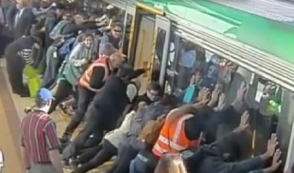 Միասնության ուժը. մարդիկ փրկում են ոտքը գնացքի տակ մնացած ուղևորին