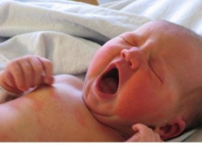 Школьница самостоятельно родила ребенка и оставила его в подъезде