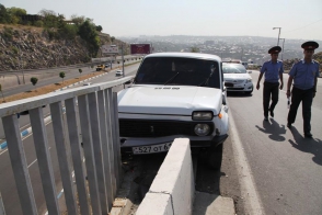 Ավտովթար Երևանում. կամրջի երկաթե արգելապատնեշը փրկել է 32-ամյա վարորդին