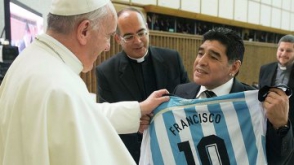 Марадона подарил Папе Римскому майку аргентинской сборной